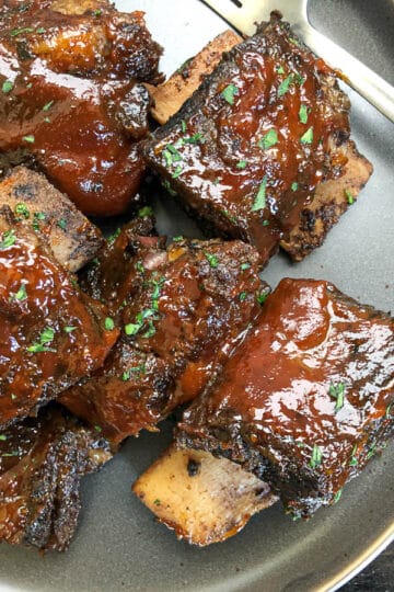 baked beef short ribs on blue plate