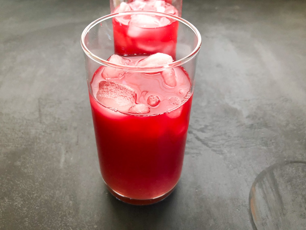 hibiscus drink in glass with ice.